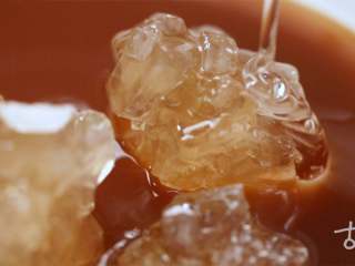 5、【枇杷糖】当枇杷遇上麦芽糖，夏天只剩清凉,将枇杷汁，冰糖，麦芽糖倒入砂锅；