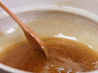 8、【枇杷糖】当枇杷遇上麦芽糖，夏天只剩清凉,离火用勺子搅拌至泡沫消失；