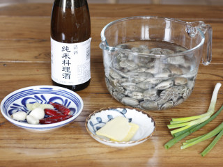 2、深夜食堂之酒蒸花蛤,准备好所有材料,喜欢辣一点的可以把红干椒的量增加一点,酒用的是日本的纯米料理酒,也可以直接用家里的白酒