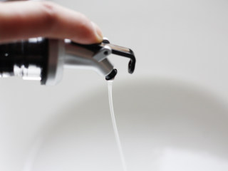 3、深夜食堂之酒蒸花蛤,锅中倒入少量的油