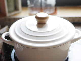 6、深夜食堂之酒蒸花蛤,盖上锅盖,小火蒸煮约15min,可以听到花蛤在里面开口的声音哦,想想这个做法也是蛮残忍的了,希望它们喝醉了不会痛吧~