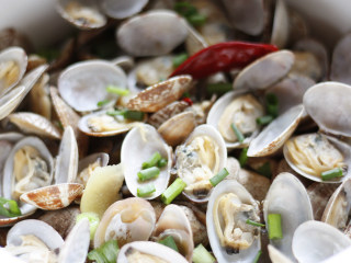 9、深夜食堂之酒蒸花蛤,小香葱切碎,最后洒在锅中就可以了