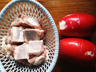 1、仔排萝卜汤,准备好食材