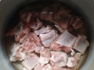 2、仔排萝卜汤,新鲜的仔排买回来，用清水浸泡一会儿，泡去多余血水