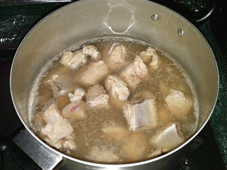 3、仔排萝卜汤,用冷水入锅煮沸关火，焯水清洗干净