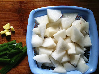 4、仔排萝卜汤,葱段、生姜和萝卜洗净，切块备用