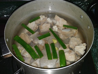 5、仔排萝卜汤,洗净的仔排重新入锅，放入葱姜和清水，加盖大火