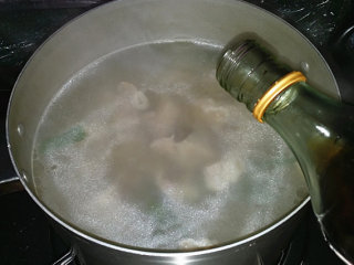 6、仔排萝卜汤,煮沸后，滴入料酒，加盖改小火继续