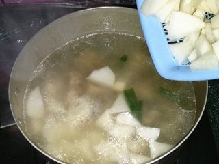 7、仔排萝卜汤,煮至排骨6成熟左右，倒入萝卜块