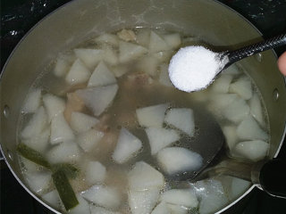 9、仔排萝卜汤,看到萝卜块均已浮起时，撒入食盐关火即可