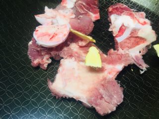 1、#懒人料理#双玉骨头萝卜汤,筒子骨冷水下锅，加姜片和料酒，大火烧开煮起来。