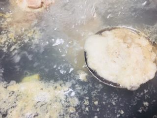 2、#懒人料理#双玉骨头萝卜汤,水开，煮出来很多血沫，这里用勺子撇去血沫，很脏。