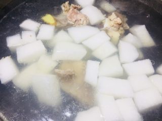 3、#懒人料理#双玉骨头萝卜汤,撇干净血沫后放入萝卜块，这是家里爸爸给我送来的。