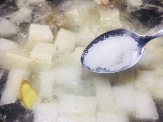 5、#懒人料理#双玉骨头萝卜汤,等水煮开了以后，把盐放进去，提前放盐，可以把盐煮进骨头上。