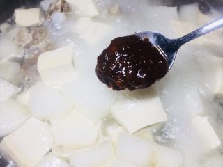 6、#懒人料理#双玉骨头萝卜汤,黄豆酱可以提鲜味，放一勺进去一起煮！