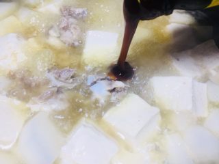 7、#懒人料理#双玉骨头萝卜汤,放入蚝油调味，也是一勺的量！