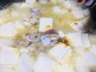 8、#懒人料理#双玉骨头萝卜汤,放酱油调颜色，不要多，两滴就好了！