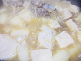 9、#懒人料理#双玉骨头萝卜汤,接下来就是开大火，快火煮开，盖上盖子焖煮