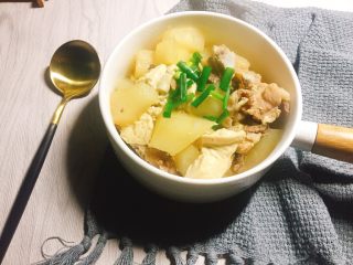 11、#懒人料理#双玉骨头萝卜汤,朋友家的餐具好精致，下次也要买来试试！