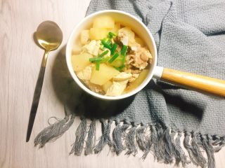 10、#懒人料理#双玉骨头萝卜汤,最后摆个盘，撒点葱花，就可以吃了，打个火锅就很好，和哥们一起吃！