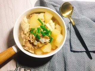 12、#懒人料理#双玉骨头萝卜汤,谢谢大家的支持，一道太简单的双玉萝卜！