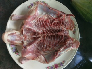 1、家庭烤箱版烧鸭,切开鸭子胸部,摊开。清干净里面的内脏。