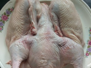 2、家庭烤箱版烧鸭,用厨房纸擦干鸭子,特别是皮,还有碟子上的血水