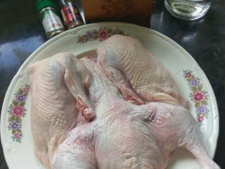 3、家庭烤箱版烧鸭,先抹盐,主要抹内部,撕开内膜,皮下,把盐抹到里面,以便入味。用同样的方法抹上五香粉。但是!注意!皮上要少抹,不抹五香粉也可以。