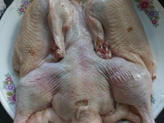 4、家庭烤箱版烧鸭,腌制至少两小时,一是为了入味,更重要是为了风干表皮。