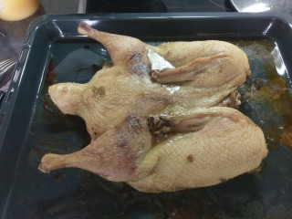 5、家庭烤箱版烧鸭,烤箱预热125度,中下层,烤60分钟取出,抹上蜂蜜。