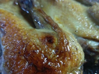 6、家庭烤箱版烧鸭,烤箱预热200度,把抹好蜂蜜的鸭子放回烤箱,中上层,约烤15分钟,主要是看颜色,到金红色就可以了。