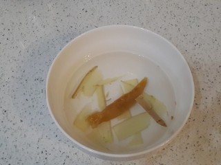 2、养颜圣品胶原满满的花胶冻,沸水里煮5分钟捞出洗净泡在生姜水里泡发一夜、