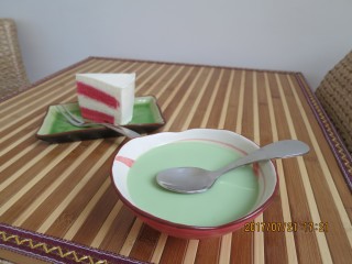 16、养颜圣品胶原满满的花胶冻,也可换个吃法、炖好以后加冰糖、滤汁、调入全脂奶粉和抹茶粉、