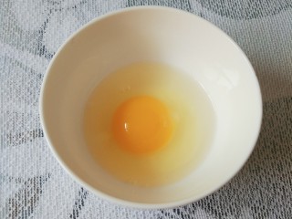 2、杏仁酥,鸡蛋一个敲入碗中