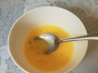 3、杏仁酥,用筷子或者勺子打散