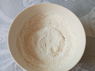 4、杏仁酥,中筋面粉,泡打粉,小苏打混合均匀再筛入大碗里面