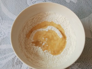 5、杏仁酥,加入色拉油