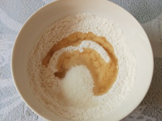 6、杏仁酥,加入白糖