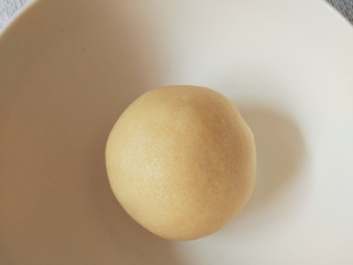 8、杏仁酥,充分混合均匀,再揉成一个光滑的面团