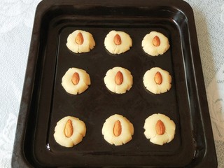 12、杏仁酥,把大杏仁按在面饼中间