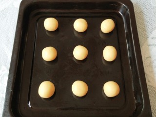 10、杏仁酥,把面团分成均匀的9个小面团,大约22克一个,先搓圆。