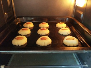 13、杏仁酥,烤箱120度预热,中层(上面数下来第二层)上管130℃下管120℃烤制25分钟。