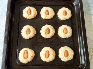 14、杏仁酥,出炉了,凉了才酥得掉渣渣哦!