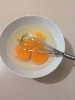 2、木耳炒鸡蛋,2.鸡蛋磕碗里加少量的温水（可以使鸡蛋蓬松点）和盐，用手动打蛋器打散。