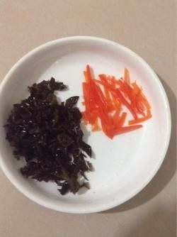 3、木耳炒鸡蛋,3.木耳和红椒各切丝。