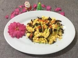 7、木耳炒鸡蛋,7.撒上葱出锅装盘即可。