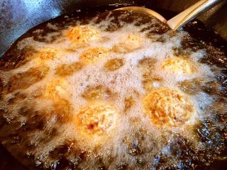 5、做年货 团团圆圆年夜饭 四喜丸子,将丸子炸至定型，定型后离火再炸2或3分钟，炸成金黄色，丸子的表面定型即可。 炸的时候要随时调整火的大小。