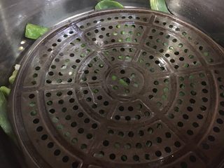 6、做年货 团团圆圆年夜饭 四喜丸子,炖锅底下铺一层大葱叶子或者小香葱，再放一个篦子，把炸好的丸子放在上边，将第17步调好的汤倒入。这一步骤的目的是防止丸子在炖的时候粘锅。