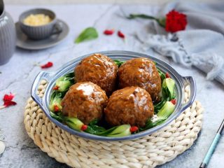 10、做年货 团团圆圆年夜饭 四喜丸子,将汁浇在四喜丸子上即可。