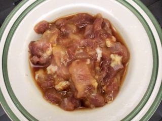 2、好看又好吃的西红柿盏,肉切成肉丁，放生粉和生抽料酒腌5分钟